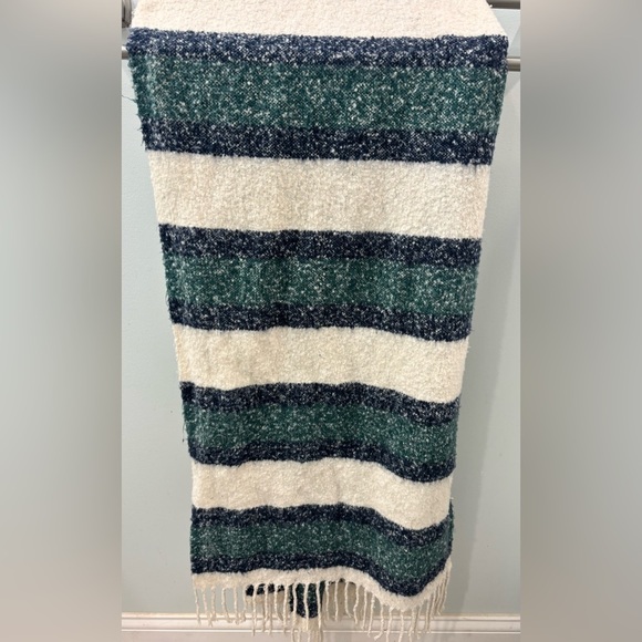 Abercrombie & Fitch Blanket Scarf in Green and Navy - Picture 1 of 4